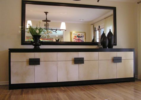 Damen Buffet Buffet Table Ideas Decor Modern, Buffet Cabinet Decor, Buffet Table Ideas Decor, Dinning Room Mirror, Living Decoracion, Buffet Table Ideas, Sideboard Decor Dining Room, Small Apartment Dining Room, Dining Room Buffet Table Decor