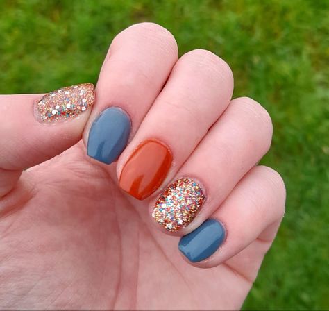 Transition Nail Colors From Summer To Fall, Teal Nails For Fall, Nail Ideas For September 2023, Navy And Orange Nails Fall, Fall Color Sns Nails, Orange Nail Polish Designs, Navy And Orange Nails Design, Powder Dip Nails For Fall, Blue And Yellow Fall Nails