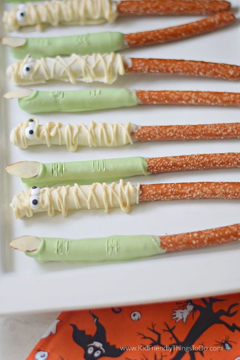 These Halloween Chocolate Pretzel Rods are a fun and delicious snack for your little ones. Easily transform white chocolate pretzels into ghosts, mummies, and witches for a spirited Halloween Treat. Chocolate Pretzels Rods, Halloween Pretzels Rods, Chocolate Covered Pretzels Halloween, Chocolate Pretzel Rods, Covered Pretzel Rods, Halloween Pretzels, White Chocolate Pretzels, Halloween Food Appetizers, Chocolate Covered Pretzel Rods