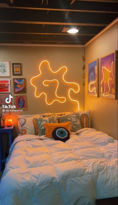 Squiggle Lights, Hypebeast Room Girl, Led Light Art, Bedroom Decor Ideas Aesthetic, Aesthetic Bedroom Decor Ideas, Hypebeast Room, College Room Decor, Aesthetic Bedroom Decor, Room Decor Aesthetic