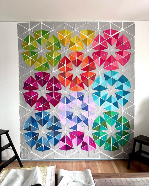 Hexagon Patchwork, Modern Quilting Designs, Bargello Quilts, Bright Quilts, Rainy Morning, Flower Quilts, Patchwork Quilt Patterns, Hexagon Quilt, Triangle Quilt