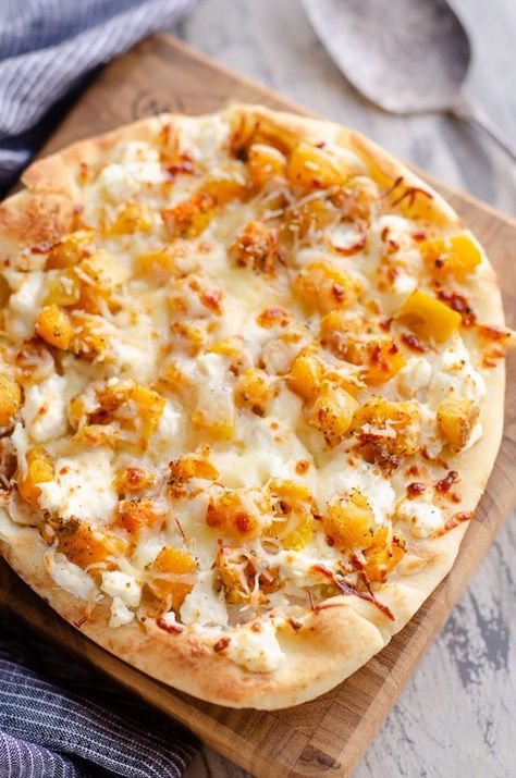 Airfryer Squash, Squash Goat Cheese, Easy Naan Recipe, Hummus Pizza, Chicken Flatbread Pizza, Naan Bread Pizza, Naan Pizza Recipes, Naan Flatbread, Goat Cheese Pizza