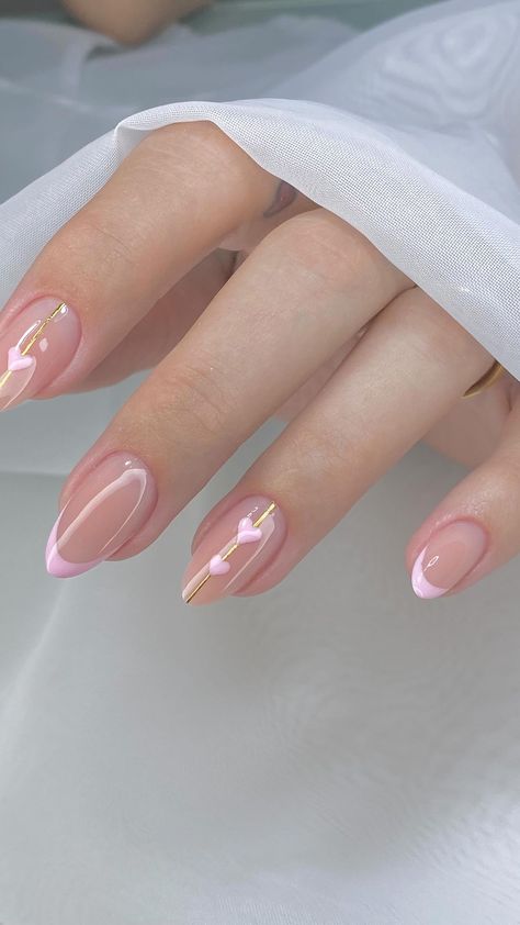 Isabel Nogueira | ❤️ | Instagram Simple Nail Art Designs For Short Nails, Cute Elegant Nails, Elegant Nails Short, Uñas Delicadas Y Sencillas, Nail Art Simple Elegant Classy, Short Elegant Nails, Simple Elegant Nail Designs, Nails Elegant Classy, Short Gel X Nails