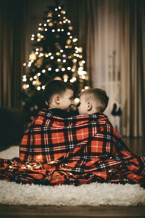 Christmas Pajamas Photoshoot Kids, Diy Christmas Photoshoot Family Outdoor, Boys Christmas Photoshoot, Christmas Sister Photoshoot, Christmas Pose Ideas, Kids Holiday Photoshoot, At Home Family Christmas Pictures, Photoshoot Christmas Ideas, Family Christmas Pictures Pajamas