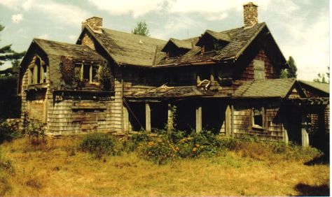 Originally renovated in 1916 by US Secretary of Commerce Robert Lamont, the Summerwind, AKA Lamont Mansion, was rumored to be haunted before anyone had the chance to live in it. Vilas County, Wisconsin. Nephilim Giants, Scary Houses, Creepy Houses, Unexplained Mysteries, Old Abandoned Houses, Haunted History, Spooky Places, West Bay, Abandoned House