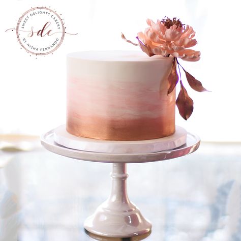 Rose Gold Birthday Cake For Women, 50th Birthday Cake For Women, Gold And White Cake, Birthday Cake Roses, Rose Gold Wedding Cakes, Rose Gold Cake, Fiesta Cake, 40th Cake, 70th Birthday Cake