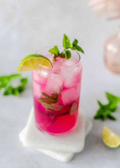 A refreshing mojito with prickly pear syrup for a pretty bright pink cocktail. Recipe on ThaiCaliente.com Prickly Pear Mojito, Prickly Pear Martini, Prickly Pear Syrup Drinks, Prickly Pear Mocktail, Prickly Pear Drinks, Prickly Pear Cocktail Recipes, Prickly Pear Wine Recipe, Prickly Pear Syrup Recipe, Pear Mojito