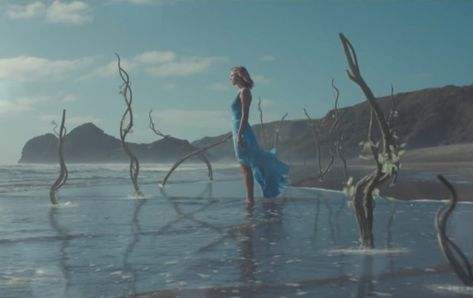 Woods Wallpaper, Taylor Swift Music Videos, Taylor Swift Music, Swift Photo, Out Of The Woods, Taylor Swift 1989, Dump A Day, Wood Wallpaper, Taylor Swift Album