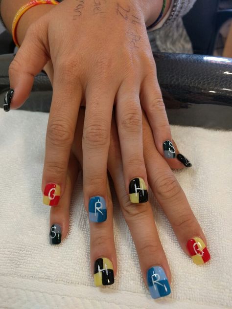 Harry Potter fan' s nail design Harry Potter Themed Nails, Cute Harry Potter Nail Designs, Short Nail Designs Harry Potter, Harry Potter Nails Gryffindor, Harry Potter Nail Designs, Harry Potter Nail Art Gryffindor, Simple Harry Potter Nails, Simple Harry Potter Nails Ravenclaw, Simple Harry Potter Nails Gryffindor