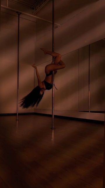 Alisha Core, Pole Dance Poses, Pole Fitness Inspiration, Pool Dance, Dance Pole, Pole Sport, Pole Moves, Pole Art, Pole Dancing Fitness