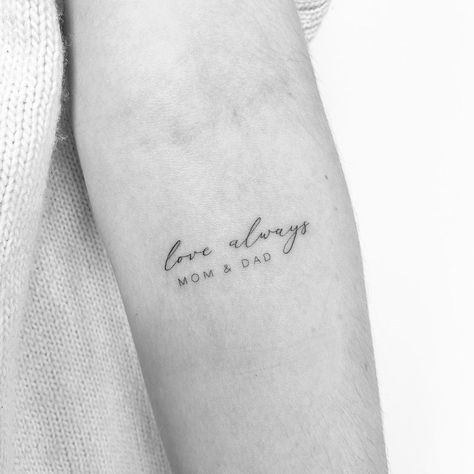 Cute Tattoos For Back Of Arm, Tattoo Of Parents Name, Tattoo Of Parents Handwriting, Cute Tattoos For Parents, Parent Dedication Tattoo, Parents Writing Tattoo, Moms Writing Tattoo, Tattoo Related To Parents, Grandparent Writing Tattoo