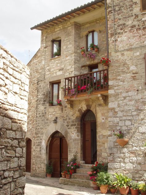 Small Italy House, Italian Brick House, Italy Stone House, Old Italian House Exterior, Mountain House Entrance, Small Italian House Exterior, Stone House Italy, House Entrance Minecraft, Italian Small House