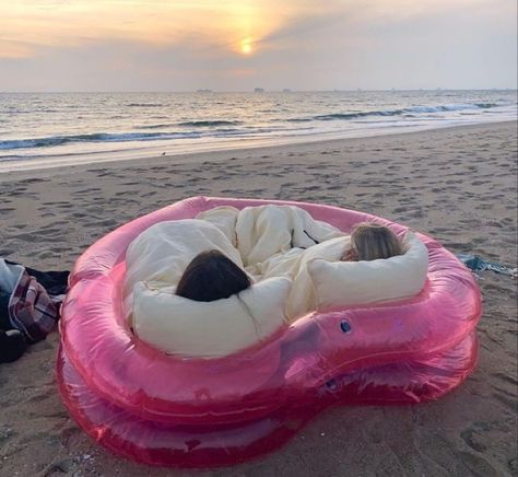 Heart pool used as bed on the beach Blow Up Pool, Beach Heart, Honeymoon Phase, Beach Date, Malibu Barbie, Summer Goals, Summer Plans, Inflatable Pool, Summer Dream