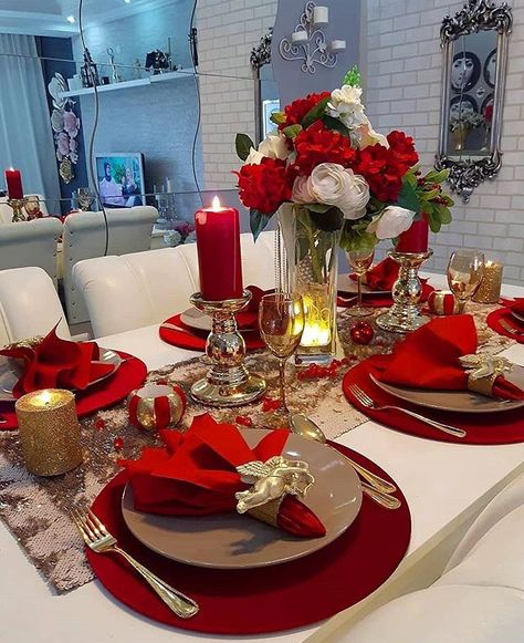 Red Chargers Table Setting Christmas, Christmas Dinner Table Settings, Christmas Table Decorations Diy, Diy Christmas Table, Deco Table Noel, Christmas Dining Table, Christmas Table Centerpieces, Christmas Dinner Table, Christmas Themes Decorations