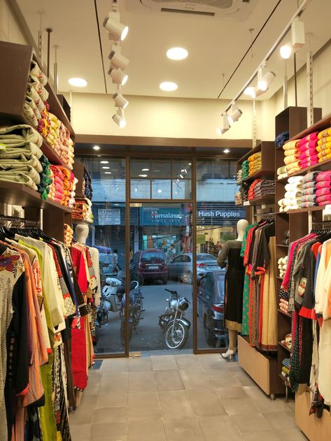 Interior Of Boutique Store Design, Small Cloth Shop Design, Small Clothes Store Design, Small Fashion Boutique Interior Design, Clothing Shop Interiors Small, Clothes Shop Interiors Ideas, Small Shop Design Retail Stores Ideas, Interior Design For Clothing Store, Beautique Interior Design