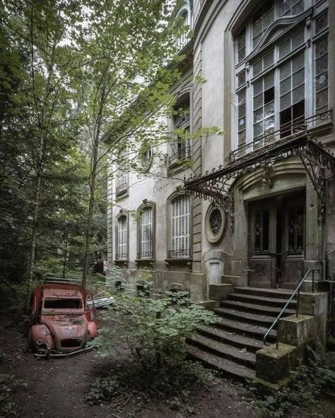 Abandoned Mansion In France Mansion In France, Abandoned Mansion For Sale, Old Abandoned Buildings, Abandoned Homes, Abandoned Property, Creepy Houses, Abandoned Mansion, Old Abandoned Houses, Abandoned Castles