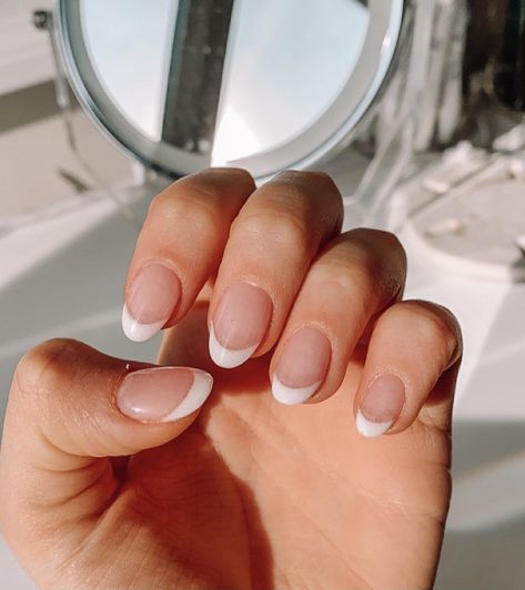 French Tip Ideas Short Nails Round, French Tip Nails Non Acrylic, Minimal Nails French, French Tip Wedding Nails For Bride Almond, French Nails Ideas Short Oval, Oval Gel Tips Nails Ideas, French Tip Ideas Round, Round French Tips Acrylics, French Tip Dip Nails Oval