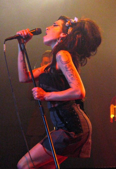 Amy Winehouse - Back to black - Amy Winehouse Photography, Spiraling Out Of Control Aesthetic, Amy Winehouse Performing, Amy Winehouse Singing, Sing Pose, Singer Pose, Singing Pose, Amy Winehouse Back To Black, Singing Art