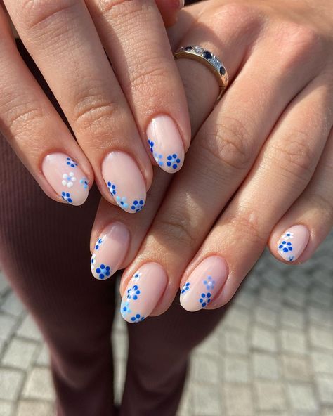 35 Trendy Spring Nails 2023 to inspire you Short Acrylic Nails For Vacation, Simple Short Manicure Designs, Blue Nail Flower Designs, Beach Nail Designs Short Nails, Acrylic Nail Designs With Flowers, Blue Flowers Nails Design, Nail Inspiration Flower, Minimalist Flower Nails, Short Gel Nails Beach