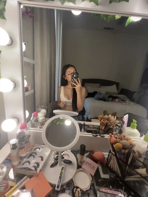 Vanity Instagram Pictures, Latina Room Decor, Vanity Mirror Picture Ideas, Vanity Picture Ideas, Doing Makeup Aesthetic In Mirror, Latina Room Aesthetic, Doing Makeup Aesthetic, Vanity Mirror Selfie, Latina Bedroom