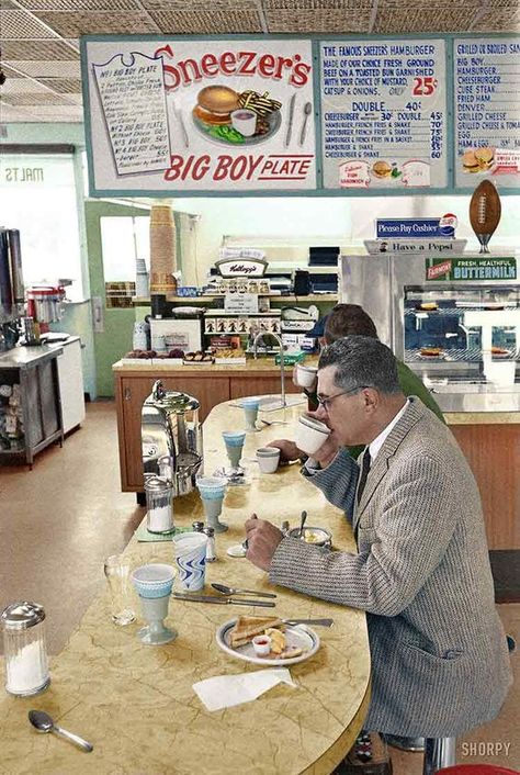 "Packers coach Vince Lombardi at lunch counter." Photo by Frank Bauman for the Look magazine assignment "The Packers Pay the Price. Fried Ham, Diner Aesthetic, Hollywood Vintage, Green Bay Wisconsin, Vintage Diner, American Diner, Vince Lombardi, Mixed Media Photography, Creative Photography Techniques