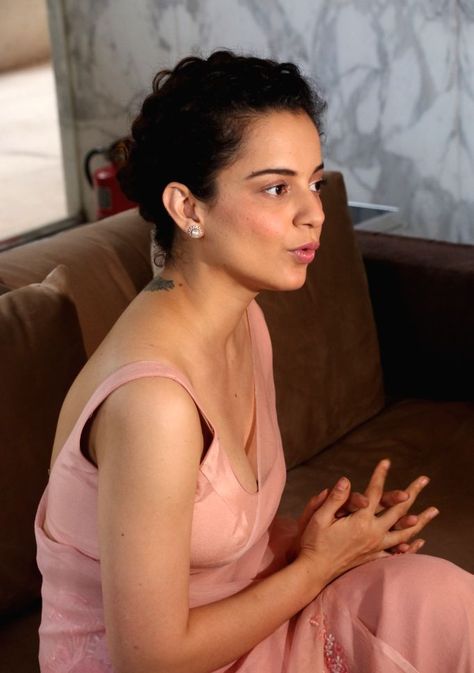 Indian Actress Kangana Ranaut during her birthday celebration Kangna Ranaut, South Movie, Kibbe Romantic, Morena Baccarin, Kangana Ranaut, Movie Actress, Photoshoot Pics, Wallpapers Android, Sonam Kapoor