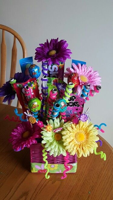 My sweet 16 candy/money bouquet! Birthday Baskets, Recital Gifts, Birthday Candy Bouquet, Money Folding, Sweet 16 Candy, Unique Birthday Ideas, Gift Card Bouquet, 16 Gifts, Candy Lei