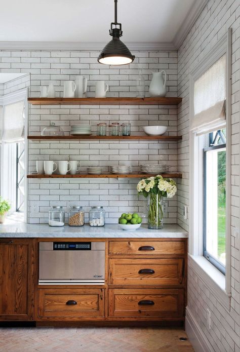 Bring a refreshing look to your kitchen with the super trendy white subway tile backsplash, creating a clean and attractive aesthetic to impress your guests. Dapur Rustic, Mom Kitchen, Kitchen New York, Kabinet Dapur, Oak Kitchen Cabinets, Green Circle, Interior Vintage, Honey Oak, Wood Kitchen Cabinets