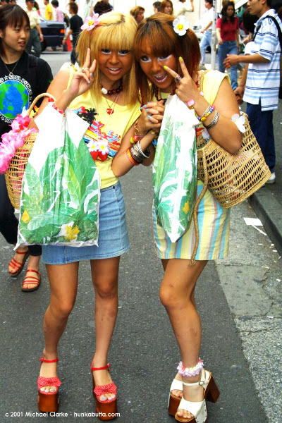 ummm...... Old Japanese Fashion, Ganguro Fashion, Old School Gyaru, School Gyaru, Ganguro Girl, Shibuya Style, Japanese Fashion Trends, Hime Gyaru, Tanned Skin