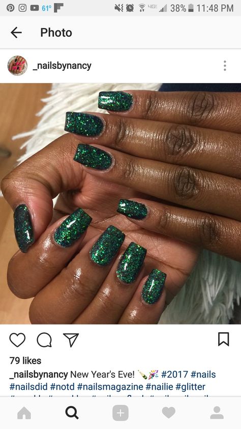 Hoco Nail Ideas Sparkly, Emerald And Sliver Nails, Emerald Green Nails With Glitter, Emerald Sparkle Nails, Glam Green Nails, Pretty Emerald Green Nails, Nail Ideas For A Green Dress, Green Gliterry Nails, Dark Green Nails Sparkle