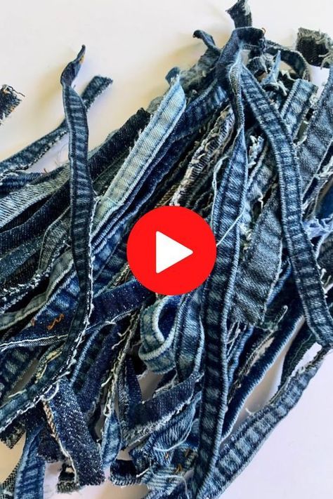 Upcycle your old jeans into a stylish tote bag with this easy DIY tutorial. No sewing #Återvinna_Jeans #Mochila_Jeans #Diy_Bags_Jeans #How_To_Make_Jeans Diy Jeans Bag Tutorial, Diy Jean Bag, Återvinna Jeans, Diy Bags Jeans, Tas Denim, How To Make Jeans, Mochila Jeans, Denim Scraps, Denim Bag Diy