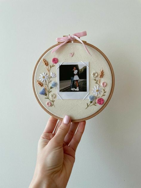 Diy Pillow Embroidery, Embroidery For Gift, Embroidery Hoops Designs, Poloroid Holder Embroidery, Hand Embroidery Wall Art, Embroidery Wall Art Ideas, Wall Embroidery Art, Picture Embroidery Ideas, Embroidery With Photo