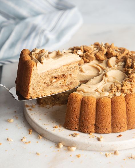 Peanut Butter Cookie Cake Mary Ann Cake Recipes, Peanut Butter Pastry, Charlotte Cake Pan Recipes, Cookie Crumble Cake, Peanut Butter Cookie Cake, Flan Cakes, Charlotte Cakes, Butter Cookie Cake, Pastry Photography