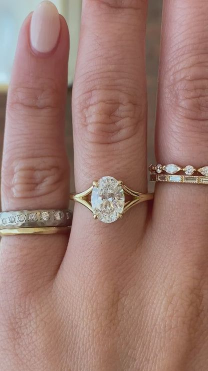 Elegant Engagement Rings Thick Band, Engagement Ring Vintage Oval, Unique Engagement Ring Oval, Kristen Coffin Engagement Rings, Gold Or Silver Engagement Ring, Vintage Wedding Rings Aesthetic, Oval Ring Unique, Rings Engagement Pearl, Detailed Gold Engagement Rings