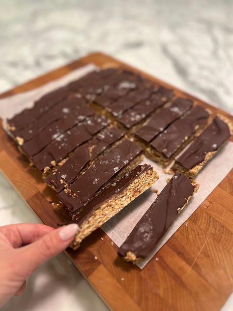 Peanut Butter Oat Protein Bars Oat Protein Bar, Oats Peanut Butter, Peanut Butter Oat, Chocolate Protein Bars, Peanut Butter Protein Bars, No Bake Recipe, Protein Bars Homemade, Peanut Butter Oats, Chocolate Chip Bars