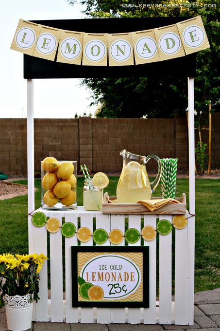 Crate Lemonade Stand, Lemonade Stand For Kids, Limonade Bar, Kids Lemonade Stands, Diy Lemonade Stand, Kids Lemonade, Diy Lemonade, Lemonade Party, Creation Deco