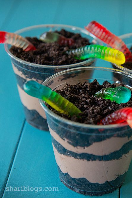 Cup of Dirt | 19 Rad Recipes Every '90s Snack Junkie Will Appreciate Worm Dessert, Oreo Dirt Cups, Dirt Cake Cups, Dirt Cups Recipe, Oreo Dirt, Dirt Cups, Cake Cups, Fest Mad, Dirt Cake