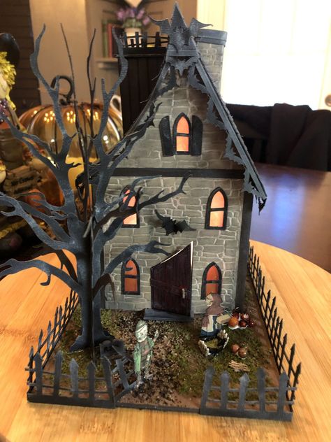 Mini Haunted House - The Covered Chipboard Haunted House Inspiration, Haunted House Project, Diy Halloween Village, Halloween Haunted House Diy, Haunted House Craft, Halloween Diorama, Haunted House Diy, Halloween Shadow Box, Casa Halloween