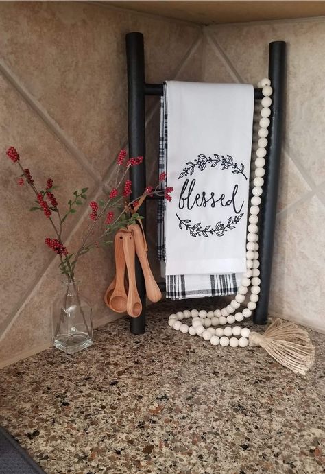 Kitchen Counter Ladder Decor, Farmhouse Kitchen Counters, Small Ladder Decor, Basement Salon, Mini Ladder Decor, Diy Dish Towel, Kitchen Ladder, Decor Cozinha, Kitchen Sink Decor