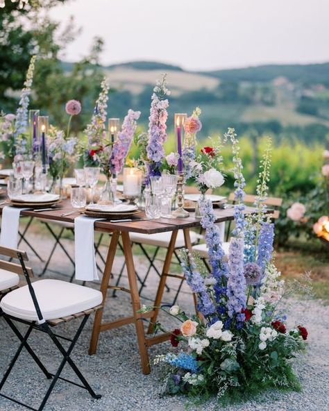 THE KNOT IN ITALY on Instagram Protea Bouquet, Wedding Ambiance, Tuscan Landscaping, Tuscan Countryside, Enchanting Wedding, Bride Planning, Banquet Table, Floral Chandelier, Romantic Lighting