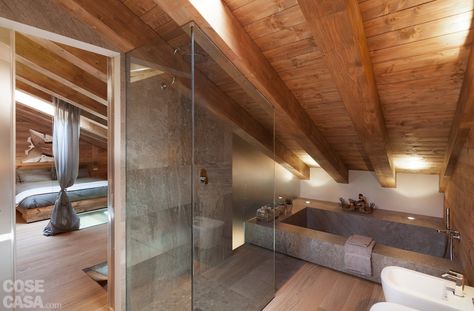 casa-cherubin-fiorentini-bagno-vasca Mountain Interiors, Modern Chalet, Chalet Design, Attic Bathroom, Scandinavian Bathroom, Bad Inspiration, Attic Spaces, Zakopane, Attic Rooms