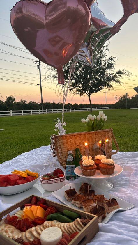 Picnic Date Birthday, Outdoor Birthday Ideas For Women, Picnic At Home Ideas, Outdoor Birthday Aesthetic, Best Friend Picnic Ideas, Picnic Date Setup, Picnic Aesthetic Cumpleaños, Picnic Anniversary Ideas, Paint And Picnic