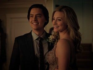 Riverdale Betty And Jughead, Lili Reinhart And Cole Sprouse, Riverdale Betty, Riverdale Cole Sprouse, Bughead Riverdale, Lily Cole, Betty And Jughead, Jughead Jones, Modern Nails