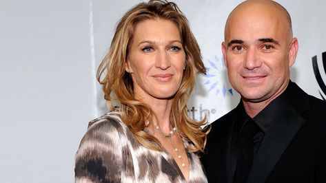 Kurz nach ihrem Ehe-Aus verliebte sich Andre Agassi in Steffi Graf. Die war Brooke Shields lange ein Dorn im Auge. Doch diese Worte kommen nun überraschend. Martina Hingis, Steffi Graf, Andre Agassi, Jada Pinkett Smith, Brooke Shields, After Life, Serena Williams, Sports Stars, Best Selling Books