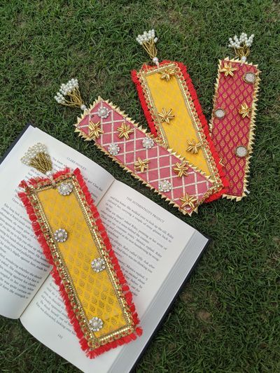 Handmade Envelopes For Wedding, Mehandi Favours, Shagun Envelopes Handmade, Saree Bags, Couple Rakhi, Shagun Envelopes, Wedding Gift Items, Fancy Envelopes, Thali Decoration Ideas