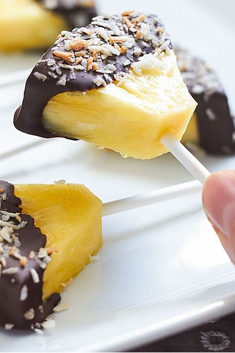 Pineapple Chocolate Coconut Pops — You’ll love the juicy goodness of pineapple and combining it with the lush bittersweet taste of dark chocolate and crisp coconut. Pineapple Chocolate, Chocolate Covered Pineapple, Läcker Mat, Snacks Für Party, On A Stick, Chocolate Coconut, Fruit Recipes, Healthy Dessert, Finger Food