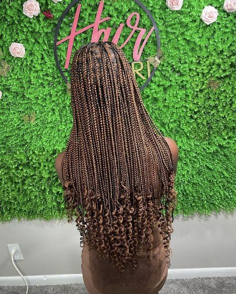 Knotless Braids With Curly Ends And Color, Mixed Color Knotless Braids With Curls, Brown Braids With Curls At The End, Color 30 Knotless Braids With Curls, Brown Braids Curly Ends, Brown Knotless Braids With Curly Ends, Light Brown Knotless Braids With Curls, Chocolate Box Braids, Dark Brown Braids With Curls