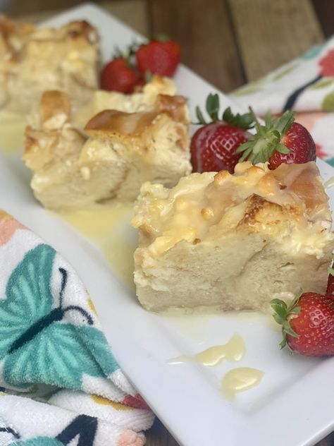 Coquito Bread Pudding, Pound Cake Bread Pudding, White Chocolate Bread Pudding Recipe, Hawaiian Bread Pudding, Cinnamon Bread Pudding Recipe, White Chocolate Bread, Chocolate Chip Bread Pudding, Cinnamon Bread Pudding, White Chocolate Bread Pudding