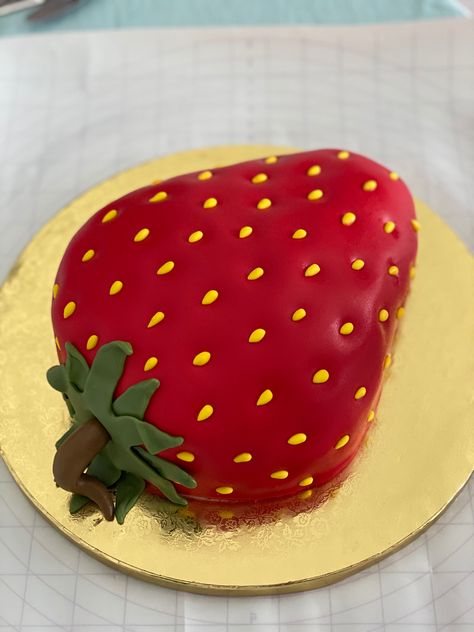 Strawberry Shaped Birthday Cake, Strawberry Design Cake, Strawberry Shaped Cake, Strawberry Birthday Cake, Strawberry Shortcake Birthday, Strawberry Shortcake Cake, Baby Birthday Decorations, Cake Strawberry, Buttercream Cake Decorating