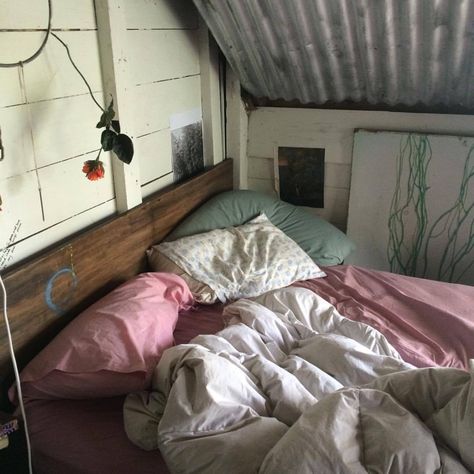 Poor Bedroom, Lampe Decoration, Room Goals, Aesthetic Rooms, Pretty Room, House Room, Bedroom Aesthetic, Dream Rooms, Aesthetic Bedroom